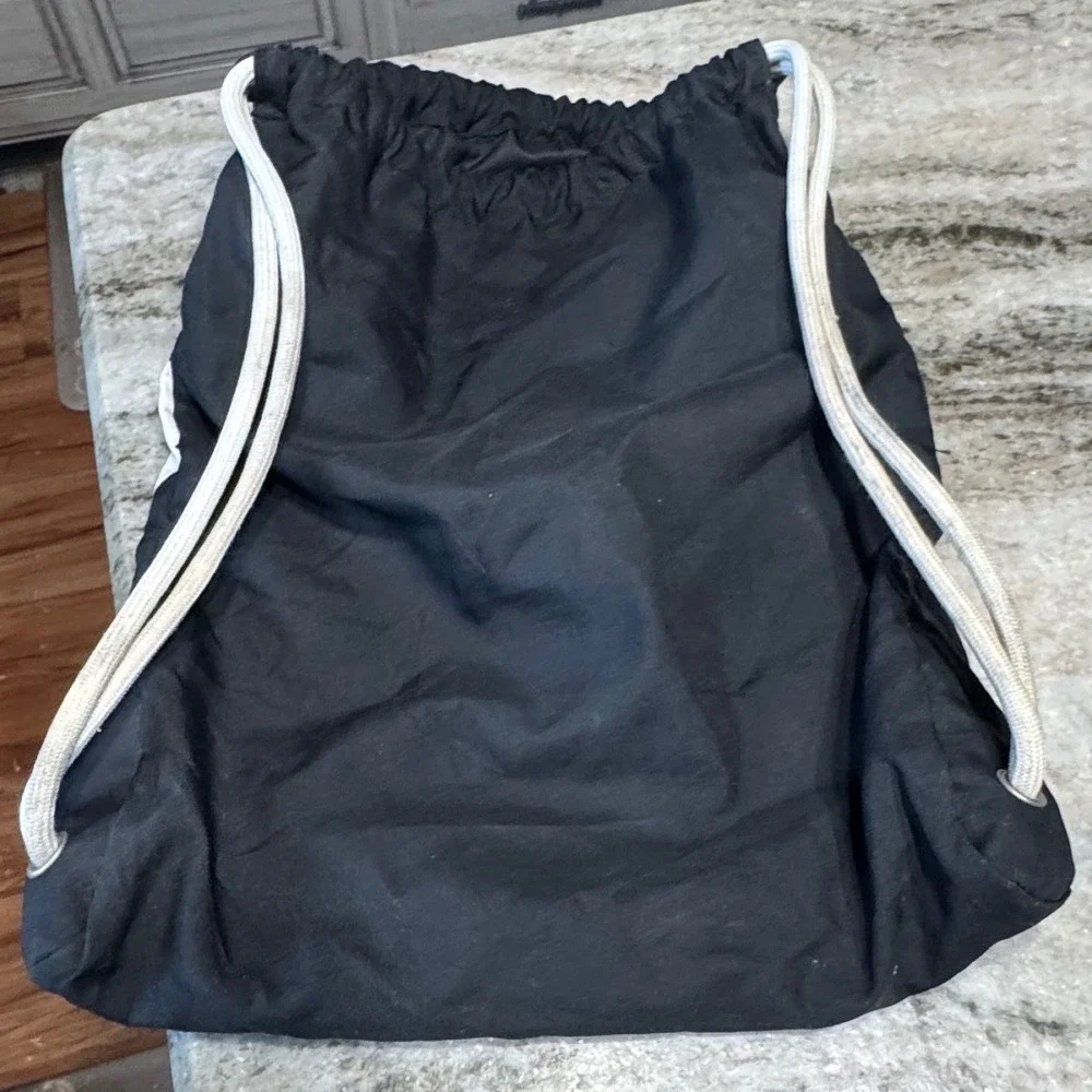 Nike Drawstring Bag Unisex Black White Logo Blokcore Sporty Gym Sackpack